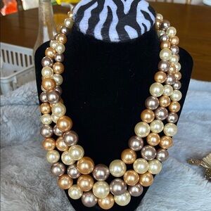 Radiant Gold Pendant Necklace with Intricate Detailing